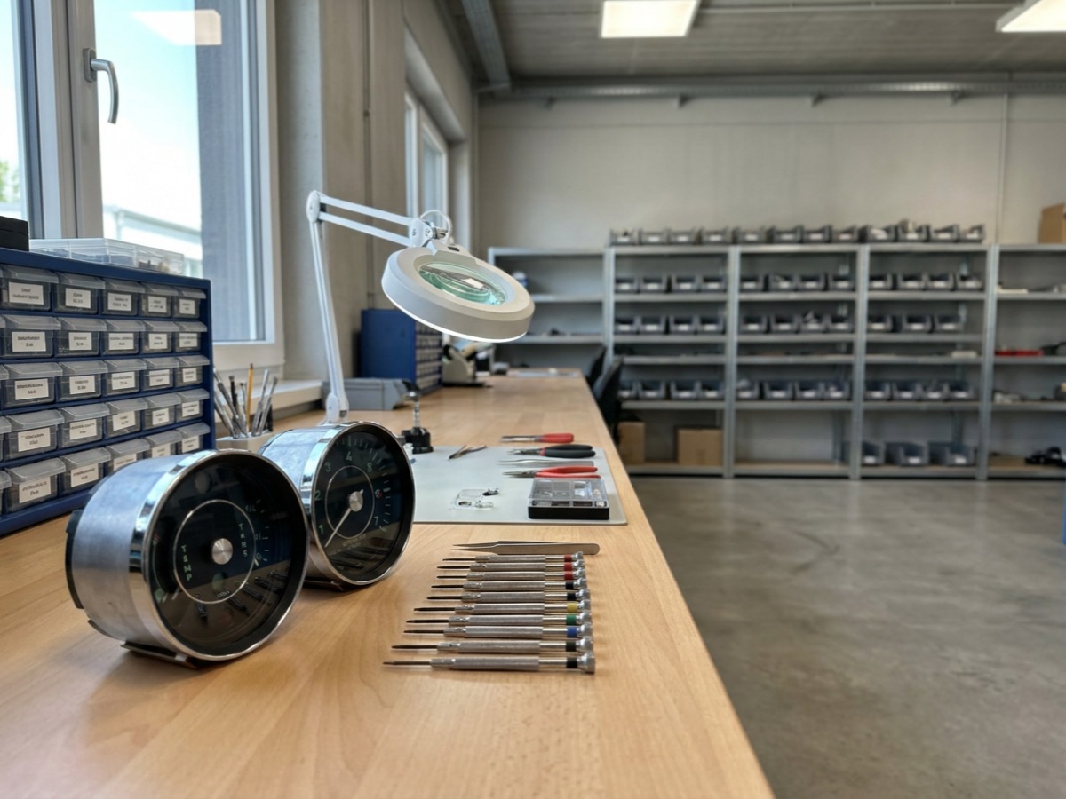 Feinmechanik-Werkbank der LTS GmbH mit Lupenleuchte, Präzisionswerkzeug und Sortimentskästen